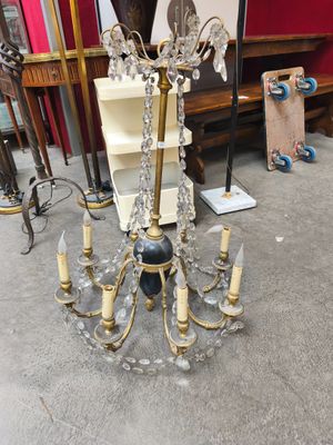 un lustre suspendu au milieu d'une pièce
