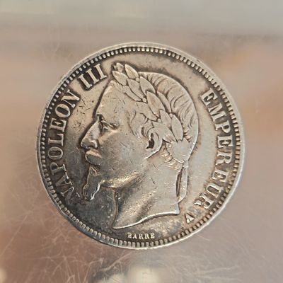 une pièce d'argent sur laquelle figure une femme
