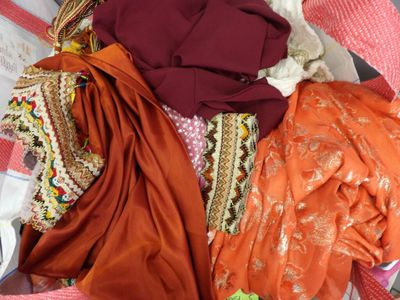 une valise remplie de vêtements et une paire de chaussures