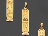 un ensemble de trois pendentifs égyptiens en or
