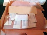 Quelqu'un est en train de découper un morceau de papier avec des ciseaux sur une table.