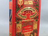 un vieux livre à la couverture rouge posé sur une table