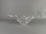 une photo d'un bougeoir en verre transparent posé sur une table
