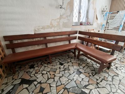 un banc en bois et un banc en bois dans une pièce