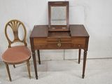 une petite table avec un miroir et une chaise