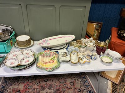 une table sur laquelle se trouvent beaucoup d'assiettes et de bols