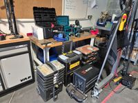 Lot comprenant 1 boulonneuse MAKITA modèle DTD152, 1 visseus…