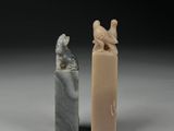 paire de figurines chinoises sculptées d'un homme et d'une femme