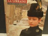 une photo d'un livre sur laquelle figure une femme portant un chapeau