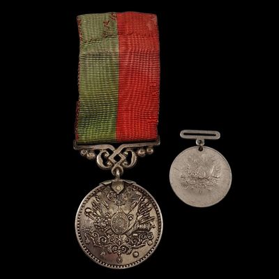 une image représentant une médaille et une pièce de monnaie sur fond noir