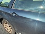 une voiture garée sur le côté de la route