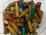 de nombreux types de cartouches de fusil de chasse dans un sac en plastique