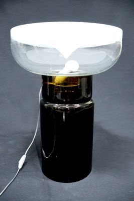 une lampe de table posée sur une table noire