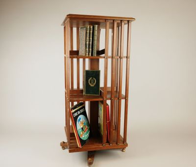 une petite bibliothèque en bois sur laquelle sont posés des livres