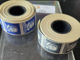 deux rouleaux de ruban adhésif posés sur une table