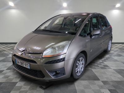 la photo d'une voiture argentée garée dans un garage