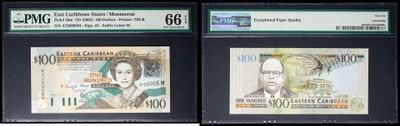 Trois types de monnaie différents sont exposés dans une vitrine.