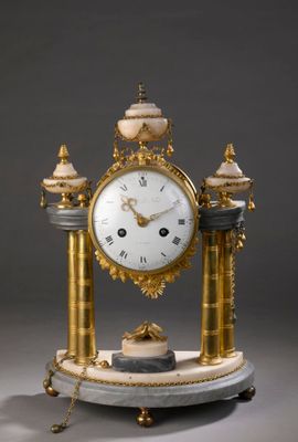 PENDULE PORTIQUE en marbre blanc et turquin, cadran en émail…