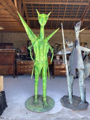 deux statues représentant un homme et une femme dans un garage