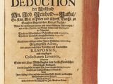 un vieux livre écrit posé sur une table