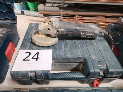 un grand nombre d'outils posés sur une table