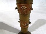 un vase en bronze orné d'un motif de dragon