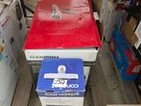 de nombreuses caisses posées sur une palette en bois