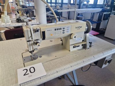 une machine à coudre posée sur une table