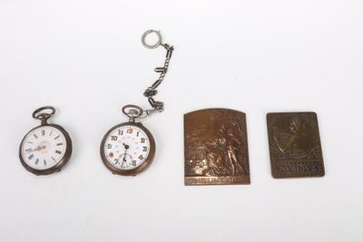 trois types différents de montres de poche et un porte-clés