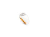 un gros plan d'une bague blanche et dorée sur fond blanc