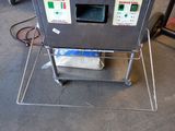 une machine posée sur un chariot dans le garage