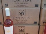 des bouteilles de vin posées sur une table en bois, à côté de cartons de vin
