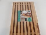 une planche à découper posée sur une table sur laquelle se trouve un livre