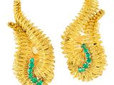 une paire de boucles d'oreilles en or et émeraude