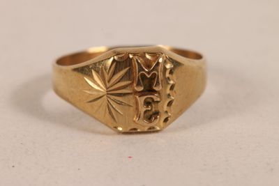 Bague chevalière en or jaune 375 ‰ portant les initiales ME. - Photo 1