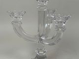 un bougeoir en verre transparent sur une table blanche