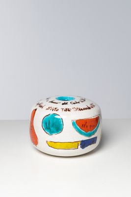 une image représentant un bol blanc orné d'un motif coloré