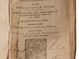 un vieux livre ouvert à une page sur laquelle figure la photo d'un homme