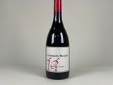une bouteille de vin posée sur une table