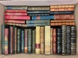 une boîte remplie de vieux livres posée sur une table
