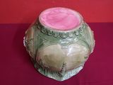 un vase contenant une substance rose, posé sur une table