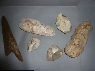 cinq morceaux de pain et un couteau sur un bout de papier