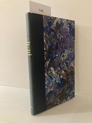 Le livre est posé sur une table, à côté d'une tasse de café.
