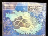 quelqu'un tient une carte à collectionner Pokémon dans la main