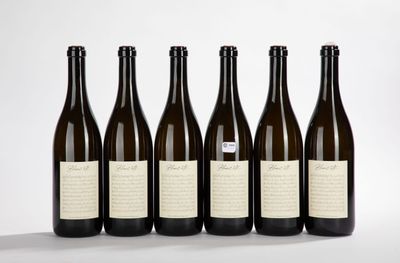 six bouteilles de vin sont alignées dans une rangée