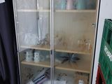 une vitrine qui contient de nombreux objets