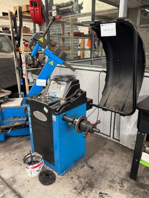 une photo d'une voiture en cours de réparation par un mécanicien