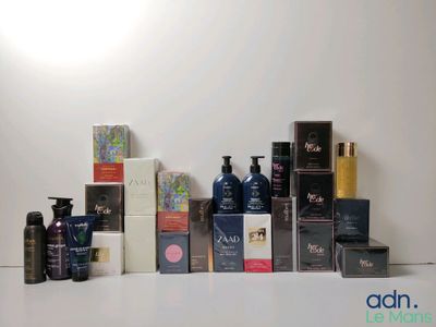 de nombreux types de produits de soins de la peau exposés sur une table