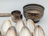 many spoons that are sitting on a table