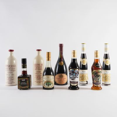 plusieurs bouteilles de vin sont alignées sur une surface blanche